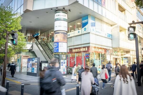 川崎駅前店、道路から見た写真