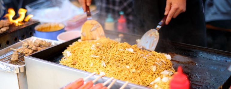 焼きそばと焼き鳥の屋台