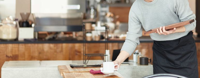 カフェでコーヒーを出す